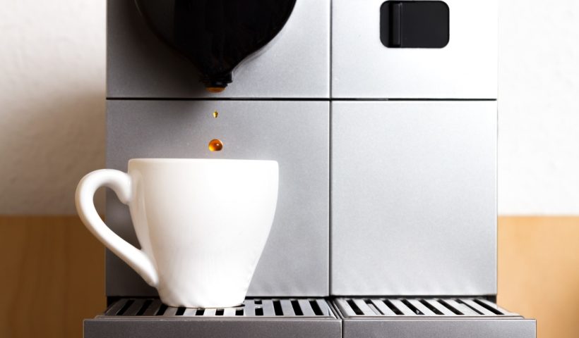 espresso-maschine-klein-mit-weißer-tasse-und-kaffee