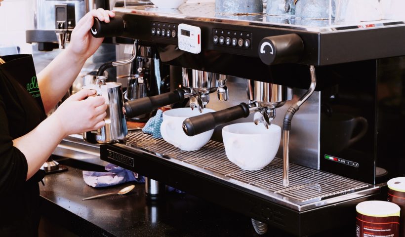 kaffeemaschine-schwarz-mit-frau-und-zwei-tassen